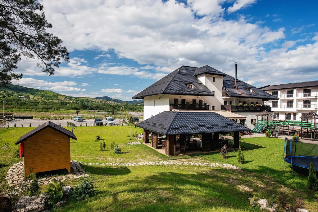 Hôtel La Conac In Bucovina à Gura Humorului Extérieur photo